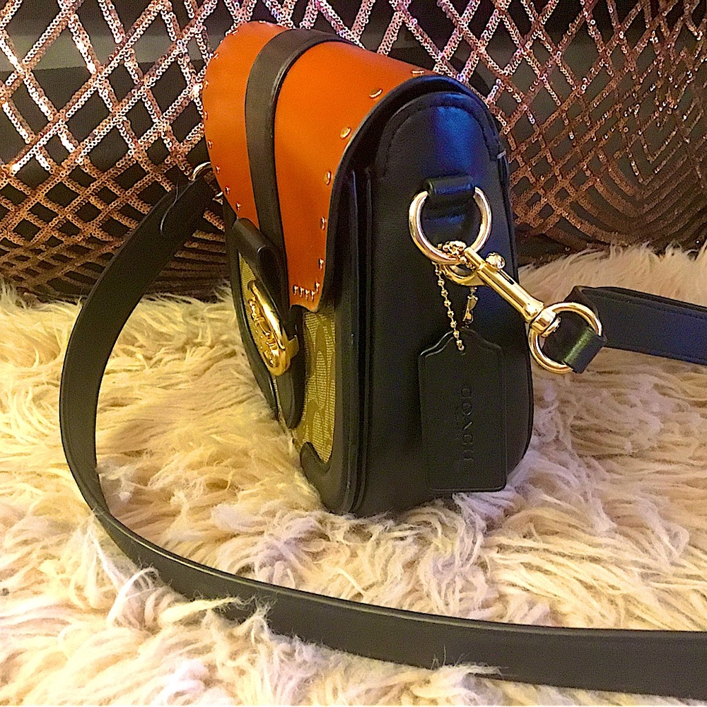 Coach crossbody. Adorable, classic horseshoe shape.